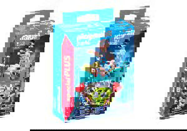 Παιδάκι με μικρό τερατάκι 